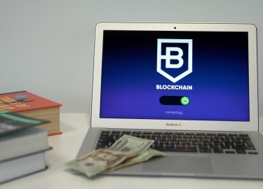 Блокчейн (англ. blockchain, изначально block chain&nbsp;&mdash; цепь из блоков) &mdash; выстроенная по определённым правилам непрерывная последовательная цепочка блоков (связный список), содержащих информацию.&nbsp;
